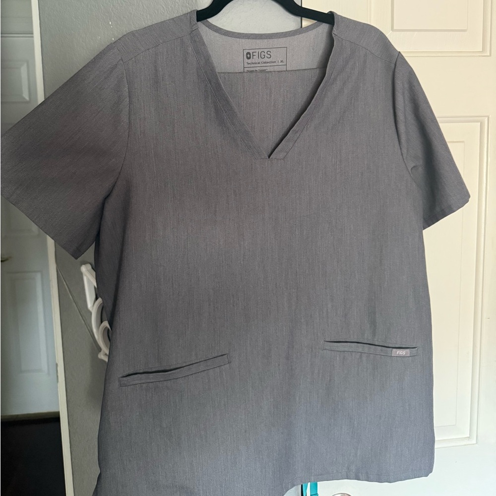 FIGS Graphite Scrub Set